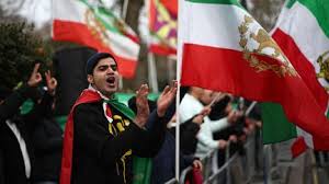 Iran: rassemblement massif à Téhéran pour les funérailles des forces de sécurité tuées dans les manifestations