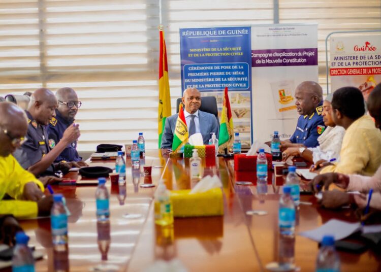 Avant, se souvient le ministre Bachir, « des fonctionnaires de police venaient avec des tabourets, des bancs pour s’installer » dans les bureaux