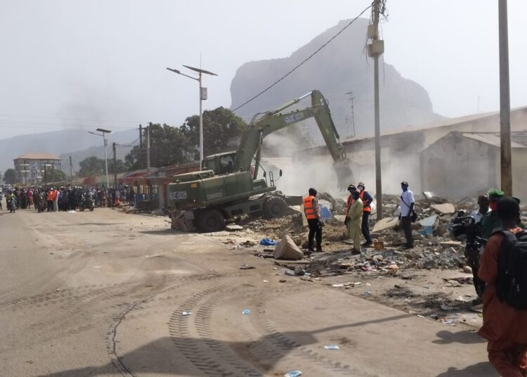 Déguerpissement à Conakry : la cour du commissariat d’Enco 5 rasée pour « une capitale digne des grandes villes africaines »